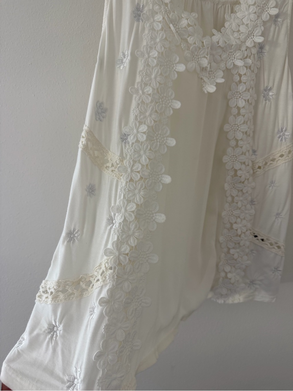 POL Sweet Lovely One Floral Embroidery Flowy Boho Chic Neutral Tank size medium - Picture 4 of 11
